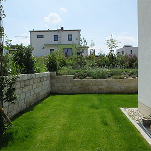 Stützmauer aus Sandstein gliedern den Garten